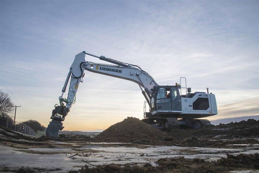 Première mondiale en Grande-Bretagne : livraison de la première pelle hydraulique Liebherr équipée d’un système de guidage Leica monté d’usine